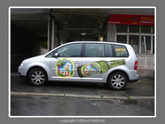 Image Pose d'autocollants sur voiture pour la maison Amstein SA - St-L&eacute;gier / Vaud